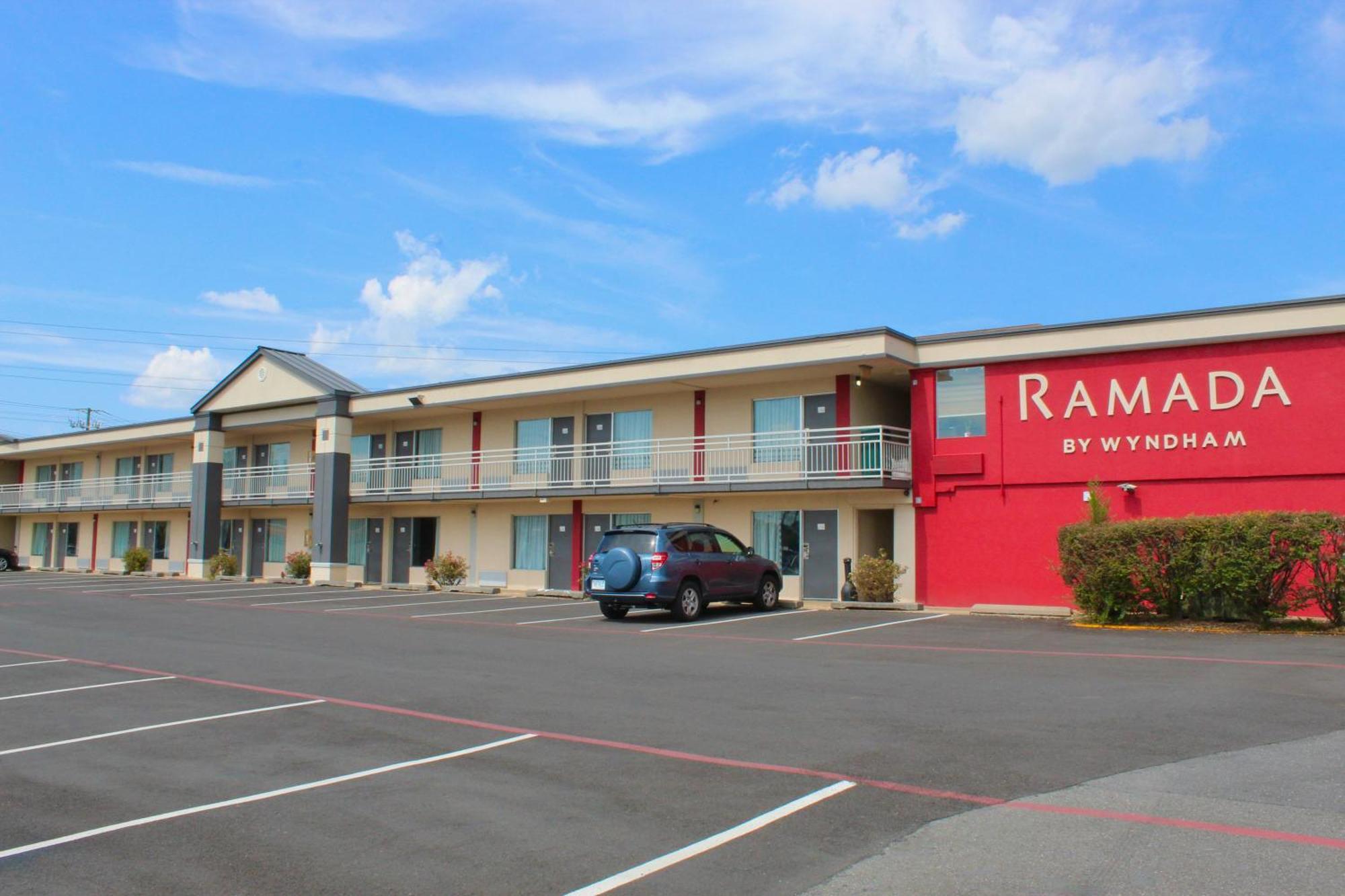 Motel Ramada By Wyndham Harrisonburg Exterior foto