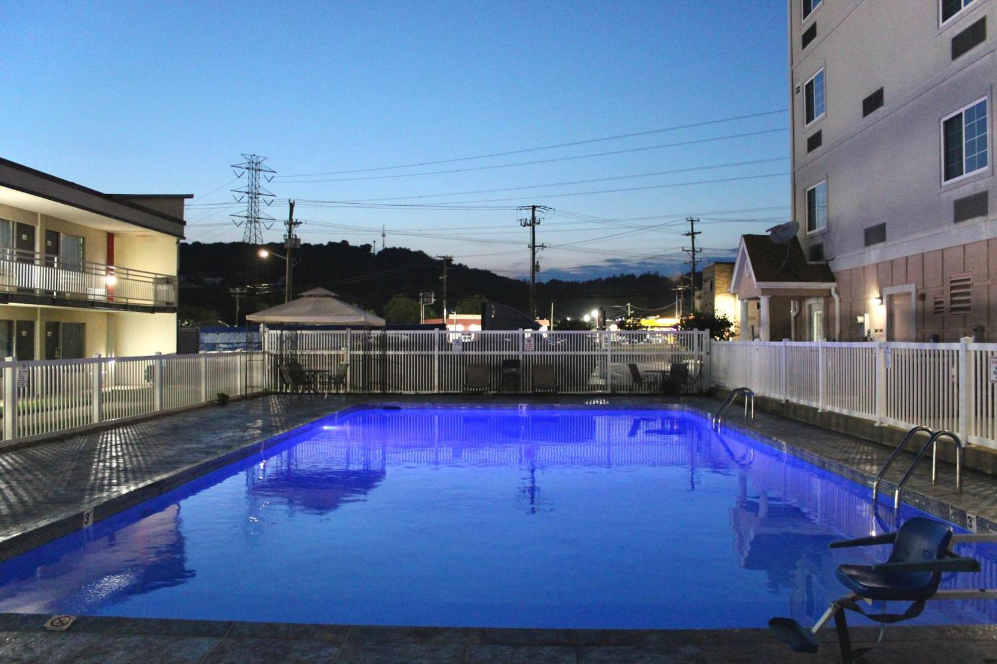 Motel Ramada By Wyndham Harrisonburg Exterior foto